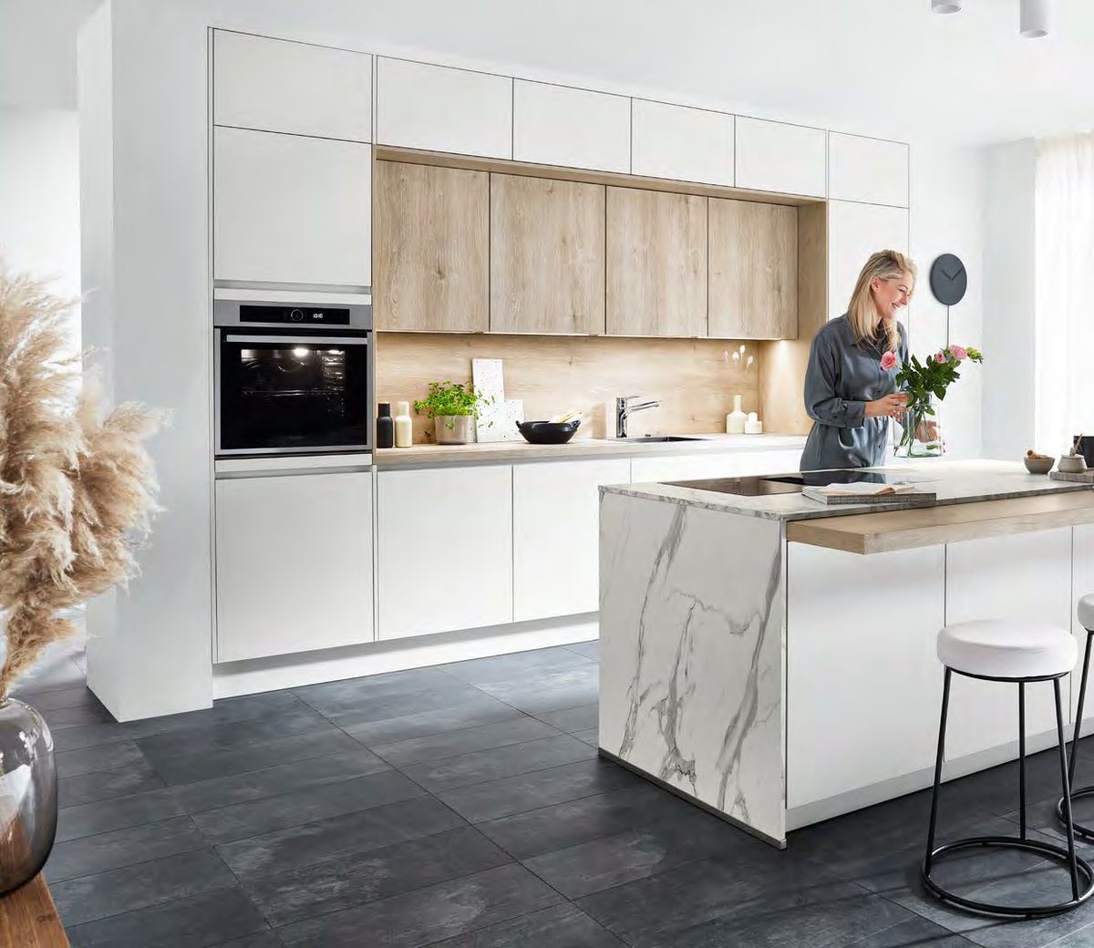 Cocina de diseño con isla y cubierta de mármol